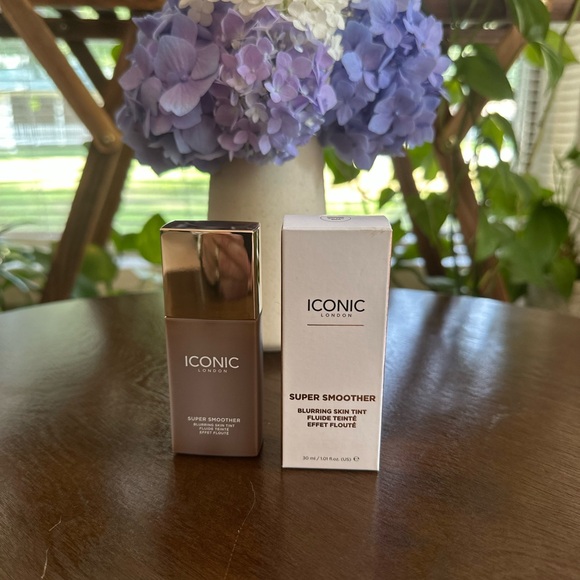 Iconic London Super Smoother Blurring Skin Tint, golden rich - Picture 1 of 2